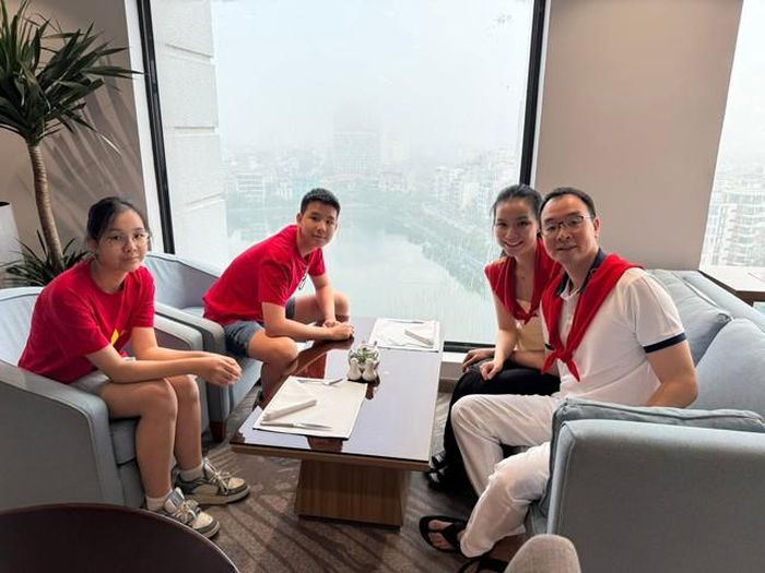 Ngoài con trai cả Anh Khôi, Hoa hậu Thùy Lâm còn có con gái Thùy Anh. Cô bé bước vào tuổi teen cũng có chiều cao vượt trội.