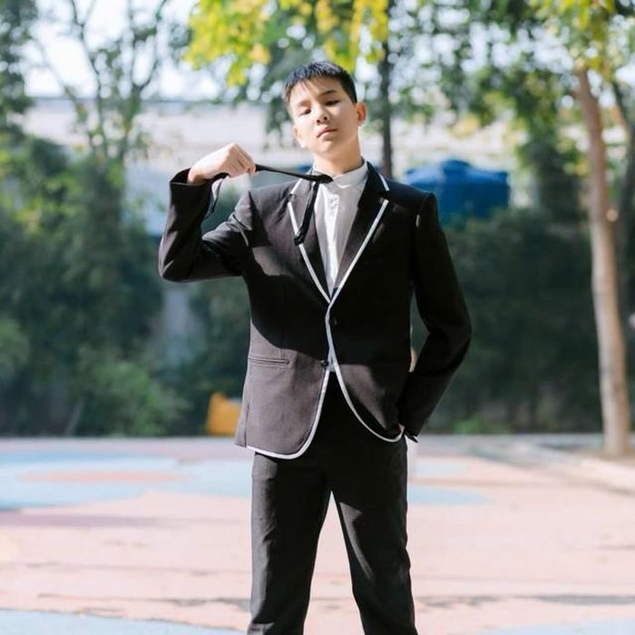 Con trai Hoa hậu Thùy Lâm tên ở nhà là Su (Anh Khôi) năm nay đã 16 tuổi và có chiều cao gần 1m9. Vóc dáng cao lớn, đôi chân dài cùng gương mặt sáng khiến Anh Khôi được nhiều người nhận xét ngày càng ra dáng một chàng trai trưởng thành.