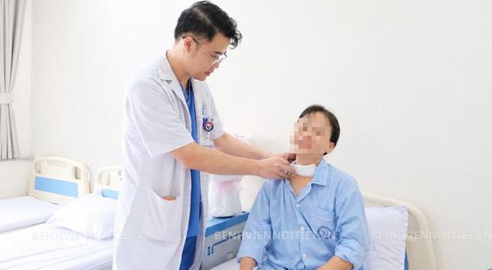 Bác sĩ thăm khám cho bệnh nhân sau phẫu thuật. Ảnh: BVCC.