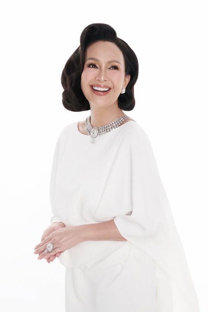 Ở tuổi ngoài 60, nữ diễn viên lựa chọn phong cách thời trang thanh lịch, sang trọng. Thay vì chạy theo những xu hướng quá trẻ trung, chị ưu tiên những thiết kế tôn dáng và phù hợp với vẻ đẹp trưởng thành.