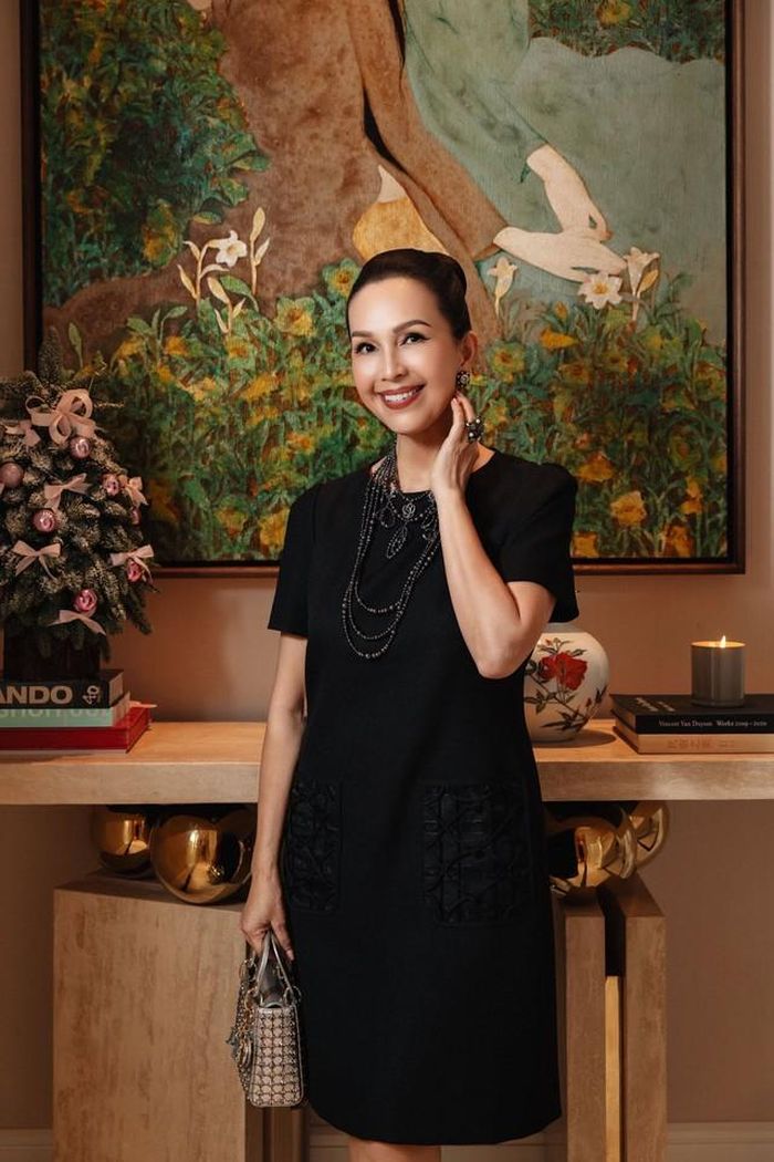 Điểm khiến nhiều người ấn tượng không chỉ nằm ở diện mạo mà còn ở thần thái, Diễm My 6X vẫn giữ phong thái tự tin, nhẹ nhàng và có phần đằm thắm hơn so với thời trẻ.