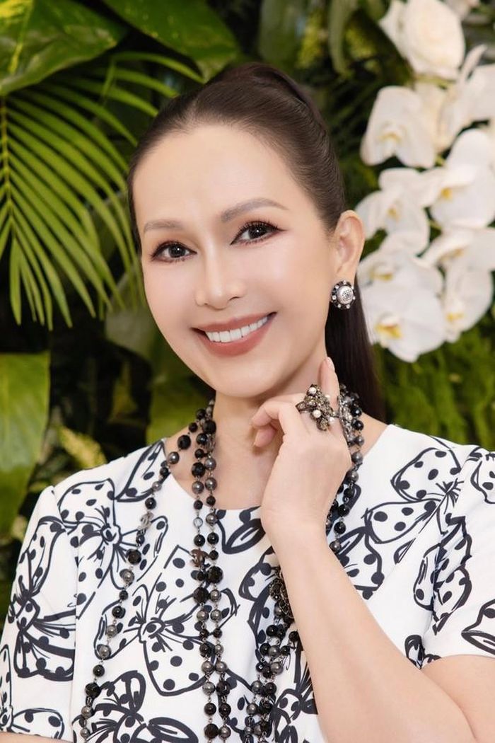 Nữ diễn viên cũng chú trọng việc giữ gìn vóc dáng, chăm sóc bản thân và duy trì tinh thần tích cực. Với chị, vẻ đẹp của người phụ nữ không chỉ nằm ở làn da hay vóc dáng mà còn thể hiện qua cách sống, cách ứng xử và sự tự tin
