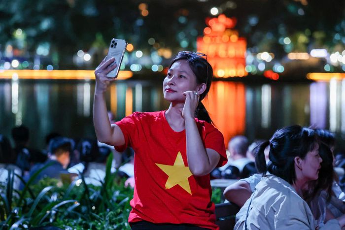Trước thời điểm bắn pháo hoa, người dân tranh thủ tìm những vị trí đẹp ven hồ và ghi lại những khoảnh khắc đẹp. (Ảnh MĐ)