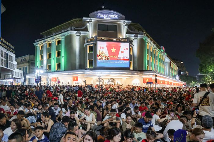 Tại Hồ Hoàn Kiếm, người dân cũng nhanh chóng tập trung để chờ đợi màn trình diễn pháo hoa chào mừng Quốc khánh 2/9/2026. (Ảnh MĐ)