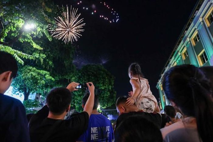 Đúng 21h, pháo hoa được bắn lên từ 2 địa điểm quanh Hồ Hoàn Kiếm, tạo nên màn trình diễn rực rỡ để đông đảo người dân Thủ đô chiêm ngưỡng. (Ảnh MĐ)