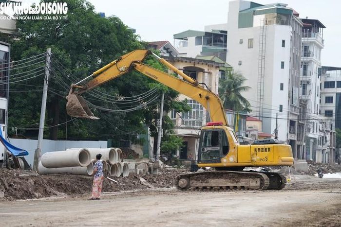 Để thích ứng với thời tiết, nhà thầu phải linh hoạt điều chỉnh kế hoạch thi công theo từng thời điểm. Khi mưa nhỏ, công nhân được bố trí thực hiện những phần việc phù hợp như lắp đặt bó vỉa, rải và lu nén đá dăm nền đường. Đối với các hạng mục cống thoát nước, mưa liên tục khiến những hố móng sâu có nguy cơ bị ngập. Đơn vị thi công phải huy động máy bơm để thoát nước, vừa phát sinh thêm chi phí, vừa khiến việc tổ chức thi công gặp nhiều khó khăn.