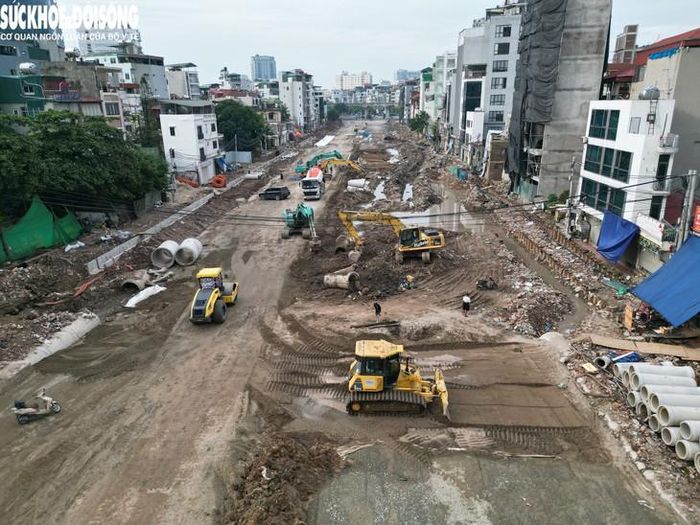 Ghi nhận tại công trường dự án dịp Lễ Quốc khánh 2/9, nhiều hạng mục đang được triển khai song song. Các khu vực nền đường được xử lý, đá dăm được rải và lu lèn; một số vị trí đang thi công bó vỉa, hệ thống thoát nước và các hạng mục liên quan.