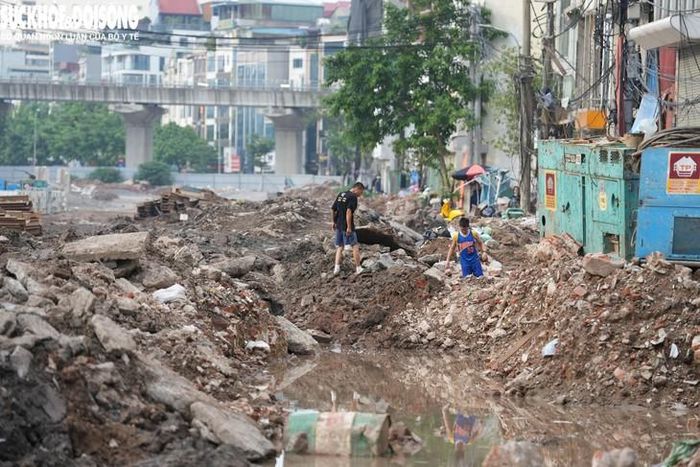 Trước đó, ngày 20/3, TP Hà Nội khởi công dự án đường Vành đai 2,5 với ba đoạn tuyến dài khoảng 2,26km, gồm đoạn từ đường Cầu Giấy đến Dương Đình Nghệ; đoạn từ Vũ Phạm Hàm đến Trần Duy Hưng; và đoạn từ Ngụy Như Kon Tum đến Nguyễn Trãi, thuộc địa bàn các phường Cầu Giấy, Yên Hòa và Thanh Xuân.