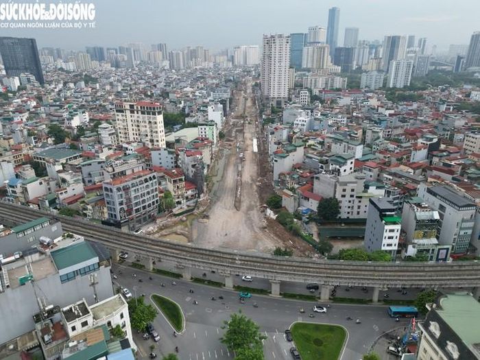 Được thi công trước, đoạn từ Khu đô thị mới Dịch Vọng đến đường Dương Đình Nghệ hiện đã hoàn thành trên 70% khối lượng công việc.