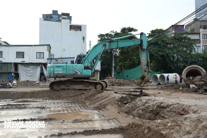 Song, đơn vị thi công đang thực hiện nhiều biện pháp khắc phục những khó khăn, hướng tới đảm bảo mục tiêu thông xe kỹ thuật toàn tuyến Vành đai 2,5 đoạn qua địa bàn phường Cầu Giấy vào dịp 10/10.