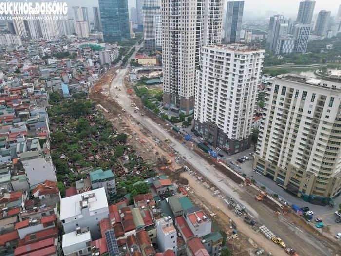 Trong khi đó, đoạn từ đường Cầu Giấy đến Khu đô thị mới Dịch Vọng đang được nhà thầu thi công tích cực triển khai.