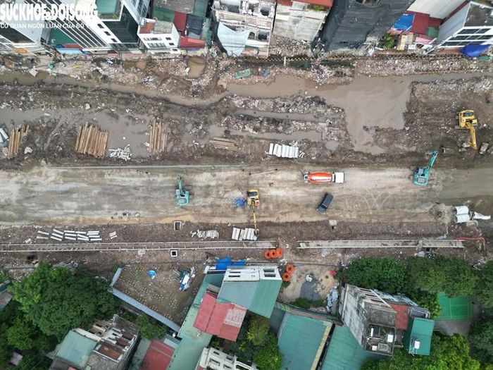 Song, thời gian qua các đợt mưa liên tiếp phần nào ảnh hưởng đến công tác thi công của nhà thầu. Những trận mưa lớn kéo dài không chỉ làm gián đoạn một số công việc ngoài trời mà còn ảnh hưởng trực tiếp đến việc xử lý nền đường và thảm nhựa.