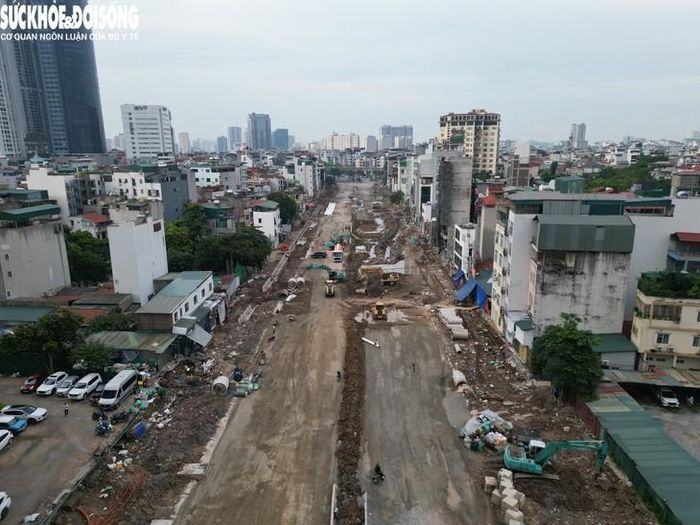 Đại diện nhà thầu thi công tại công trường Vành đai 2,5 đoạn qua Cầu Giấy, cho biết, mưa lớn rải rác kéo dài đã ảnh hưởng đáng kể đến tiến độ, đặc biệt là công tác thảm nhựa mặt đường.