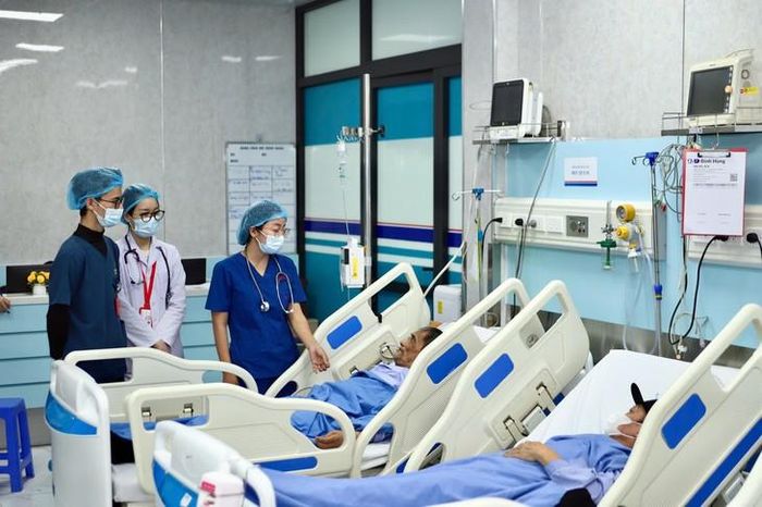 Bác sĩ Nội trú trao đổi chuyên môn và thực hành lâm sàng dưới sự hướng dẫn của các bác sĩ cọc trên tại bệnh viện thực hành.(Ảnh MH)