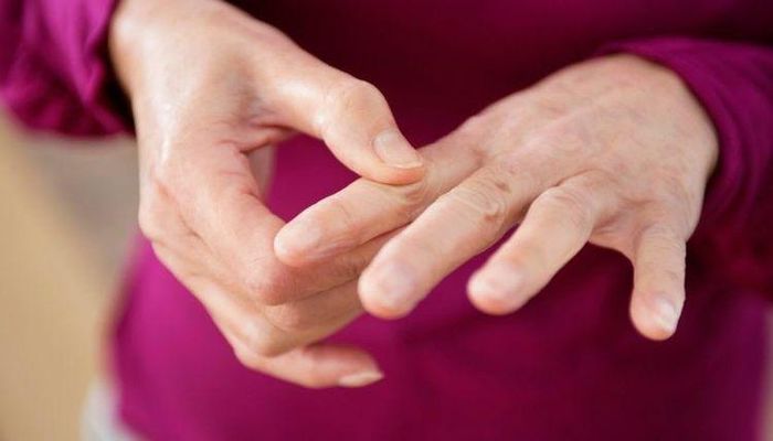 Run tay có thể chỉ là phản ứng tạm thời của cơ thể nhưng cũng có thể là biểu hiện đầu tiên của một bệnh lý thần kinh hoặc toàn thân. Ảnh Minh Hiếu