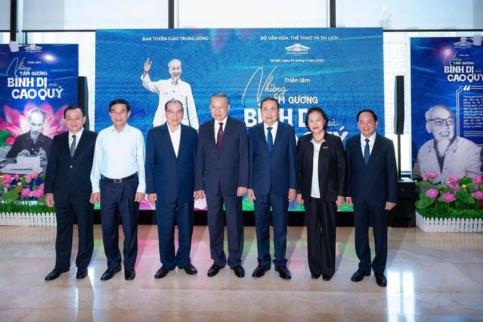 Tổng Bí thư, Chủ tịch nước Tô Lâm cùng các đồng chí lãnh đạo, nguyên lãnh đạo Đảng, Nhà nước tham quan trưng bày. Ảnh: Media Quốc hội