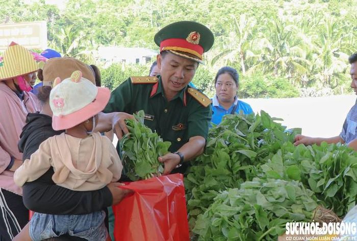 Những bó rau xanh được trao tận tay người dân. Ảnh: Duy Ngọc.
