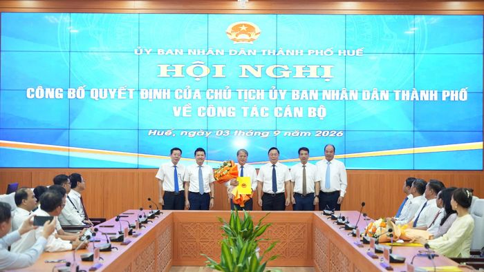Lãnh đạo TP Huế trao quyết định, tặng hoa chúc mừng tân Phó Chánh Văn phòng UBND thành phố. Ảnh: Ngọc Hiếu.