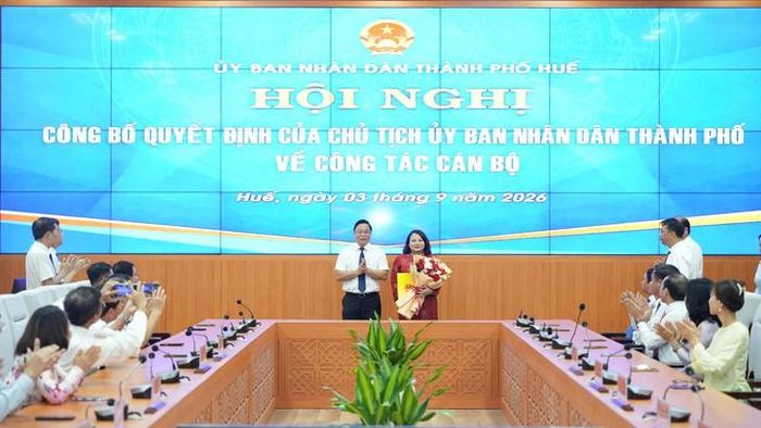 Ông Lê Trí Thanh, Chủ tịch UBND TP Huế trao quyết định cho bà Trần Thị Hoài Trâm. Ảnh: Ngọc Hiếu.