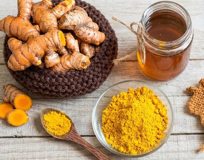 Việc kết hợp mật ong và nghệ nhìn chung là an toàn và có lợi cho việc giảm viêm. Ảnh minh họa AI.