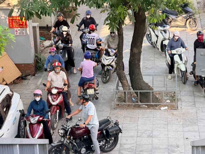 Do đường đông, một số người điều khiển xe máy đã đi lên vỉa hè để tìm cách thoát khỏi khu vực ùn tắc. Tình trạng này khiến giao thông trên vỉa hè trở nên lộn xộn, tiềm ẩn nguy cơ mất an toàn.
