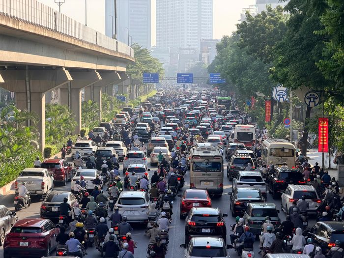 Các lối lên/xuống cầu vượt và đường vành đai tạo xung đột giao thông, gây ra ùn tắc cục bộ tại nhiều khu vực.