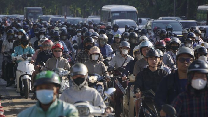 Đường Võ Chí Công và Xuân Đỉnh cũng ghi nhận tình trạng ùn tắc nhẹ tại khu vực ngã tư, các phương tiện qua đây phải giảm tốc độ.