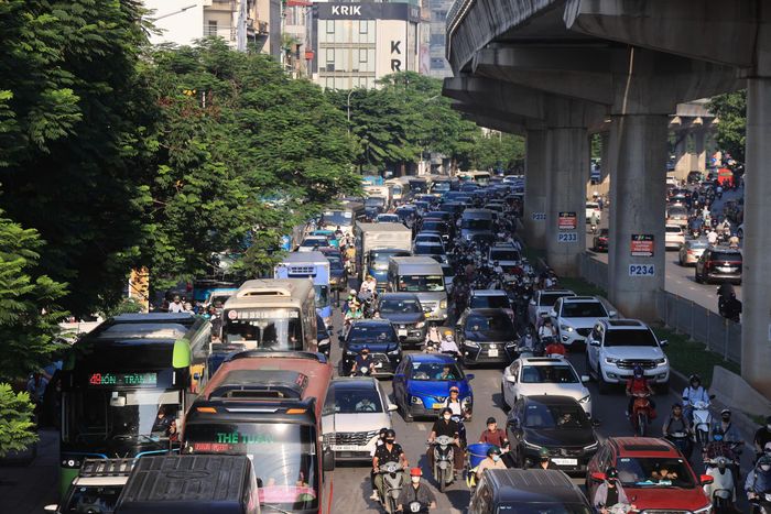 Nhiều thời điểm dòng xe bị dồn lại, khiến việc đi qua nút giao mất nhiều thời gian, dừng chờ đèn đỏ cũng mất đến 3 nhịp đèn.