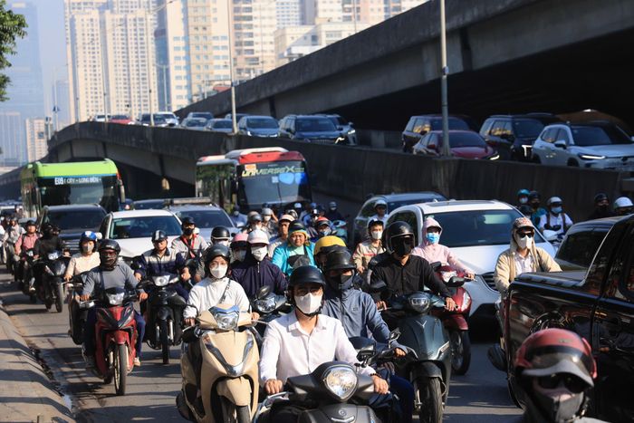 Giao thông tại nhiều khu vực trung tâm Hà Nội trong sáng 3/9 diễn biến phức tạp, đặc biệt tại các tuyến đường và nút giao có lưu lượng phương tiện lớn. Người tham gia giao thông cần chủ động lựa chọn lộ trình, tuân thủ hướng dẫn phân luồng.