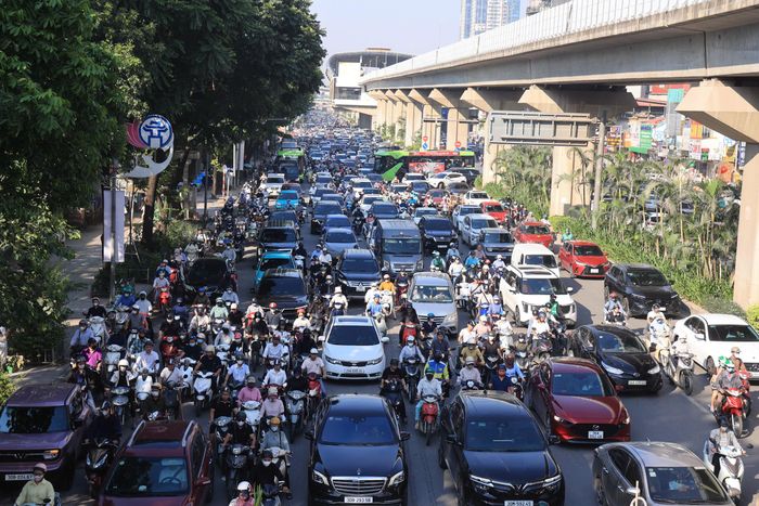 Khoảng 7h - 8h sáng 3/9, tại đường Nguyễn Trãi, đoạn qua nút giao Khương Đình - Nguyễn Trãi, lượng phương tiện tăng cao. Dòng ô tô, xe máy nối dài hàng trăm mét theo hướng về Ngã Tư Sở, các phương tiện phải di chuyển chậm.