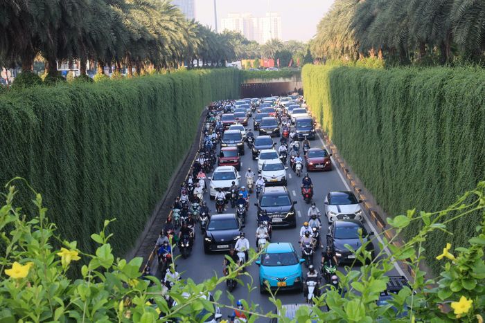 Việc nhiều người đồng loạt trở lại Hà Nội sau kỳ nghỉ lễ, cùng thời điểm bắt đầu ngày làm việc và học tập bình thường, khiến lưu lượng phương tiện trên các tuyến đường tăng cao. (Hầm chui Trung Hoà đoạn Trần Duy Hưng - Đại lộ Thăng Long)