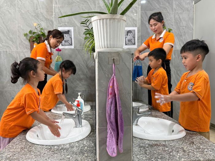 Để chủ động phòng bệnh tay chân miệng, bảo vệ sức khỏe trẻ em, Cục Phòng bệnh, Bộ Y tế khuyến cáo cha mẹ, người chăm sóc trẻ và các cơ sở giáo dục thực hiện "3 SẠCH" để phòng bệnh. Ảnh: Thắng Đạt