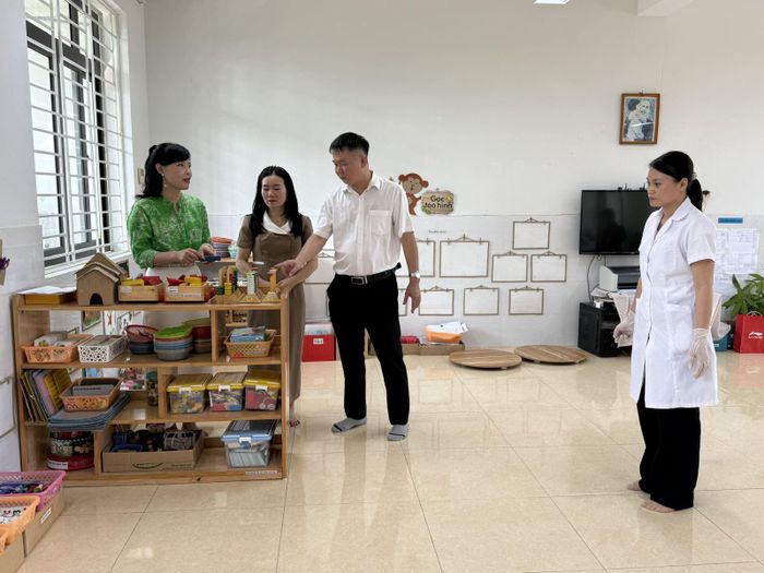 Mục tiêu xuyên suốt của các trường là tuyệt đối không để dịch bệnh truyền nhiễm xâm nhập học đường ngay từ những ngày đầu tựu trường. Ảnh: Thắng Đạt