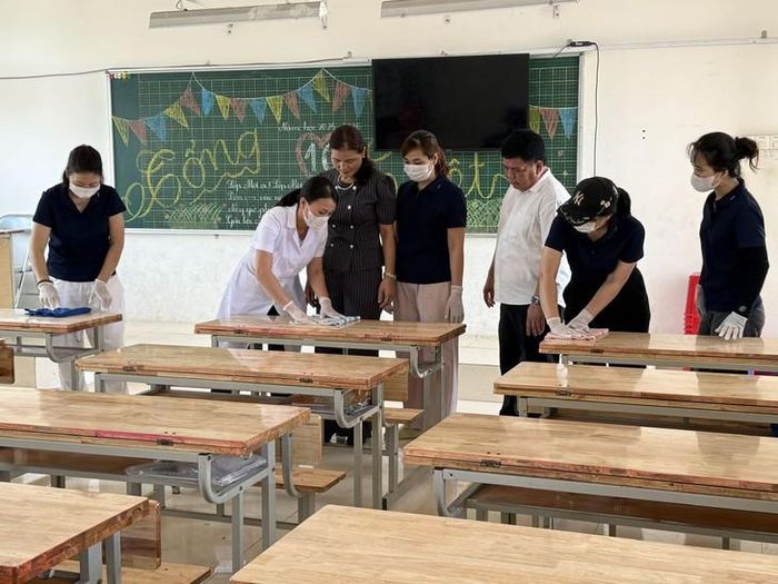 Ghi nhận của phóng viên tại nhiều trường học trên địa bàn Hà Nội cho thấy, bên cạnh công tác chuẩn bị chuyên môn, không khí lao động, tổng vệ sinh khử khuẩn đang diễn ra khẩn trương tại từng điểm trường, góc lớp. Ảnh: Thắng Đạt