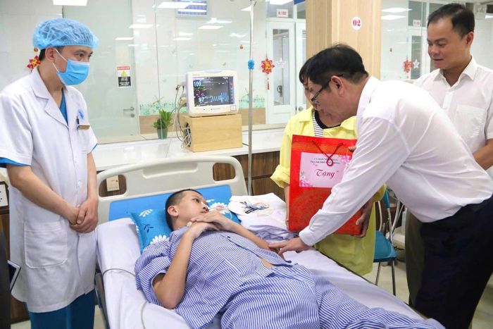 UBND thành phố Hải Phòng thăm hỏi, tặng quà bệnh nhi. Ảnh: BVNHP.