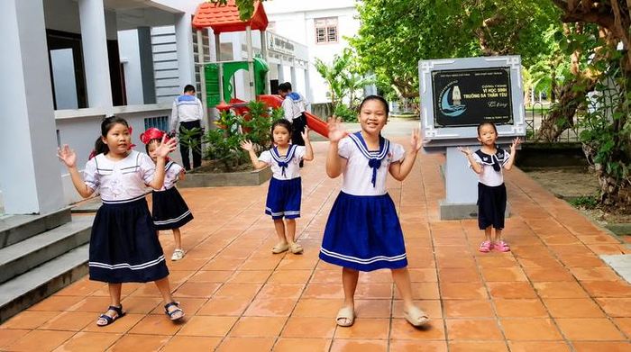 Các em học sinh tích cực tập văn nghệ phục vụ ngày khai giảng. Ảnh: Thành Vũ.