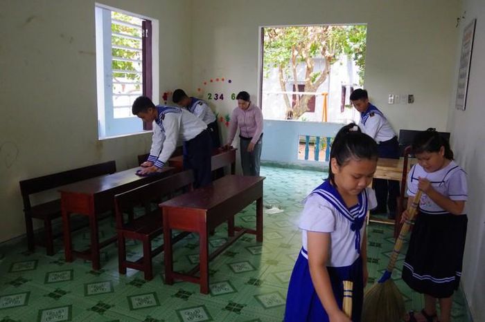 Khẩn trương vệ sinh lớp học để chuẩn bị cho ngày khai giảng. Ảnh: Thành Vũ.