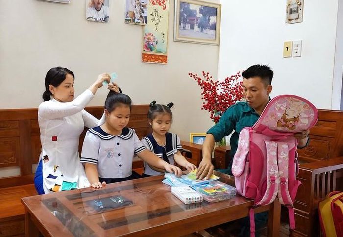 Mỗi gia đình ở Đặc khu Trường Sa đều chuẩn bị chu đáo cho con trước ngày khai giảng. Ảnh: Thành Vũ.
