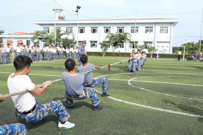 Đông đảo cán bộ, chiến sĩ tham gia và cổ vũ các môn thi đối kháng đồng đội. Ảnh: V.Đ