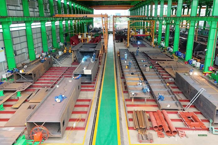 Kết cấu thép cầu được gia công tại nhà máy trước khi chuyển tới công trường. Ảnh: T.Anh