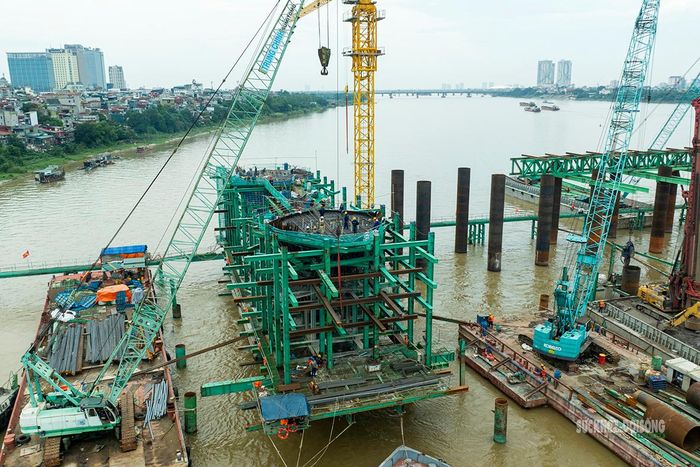 Hệ khung phục vụ thi công nhịp cầu chính giữa sông Hồng. Ảnh: T.Anh