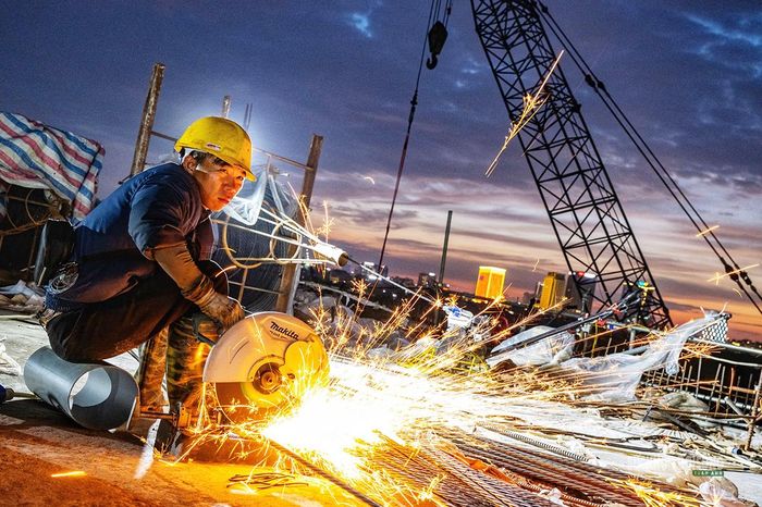 Thi công cả ban đêm nhằm bảo đảm tiến độ dự án. Ảnh: T.Anh