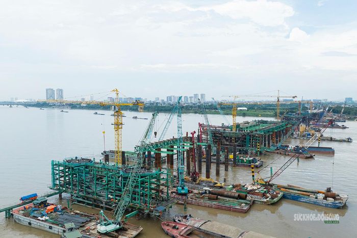 Công trường cầu Trần Hưng Đạo bước vào giai đoạn thi công kết cấu phía trên. Ảnh: T.Anh
