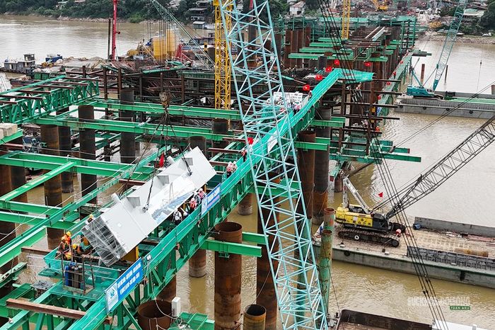 Đốt dầm được đưa lên hệ kết cấu để căn chỉnh trước khi liên kết. Ảnh: T.Anh