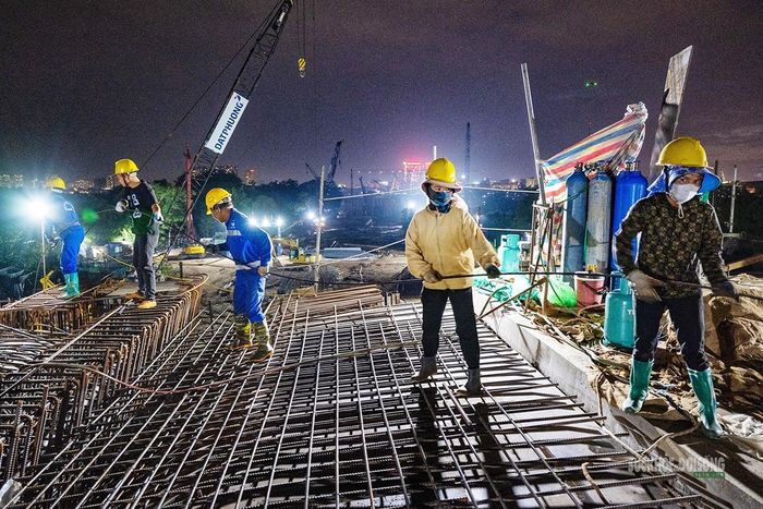 Các mũi thi công được duy trì liên tục trên công trường vào ban đêm. Ảnh: T.Anh