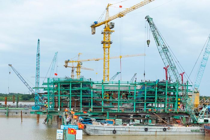 Kết cấu nhịp cầu chính dần hình thành giữa sông Hồng. Ảnh: T.Anh