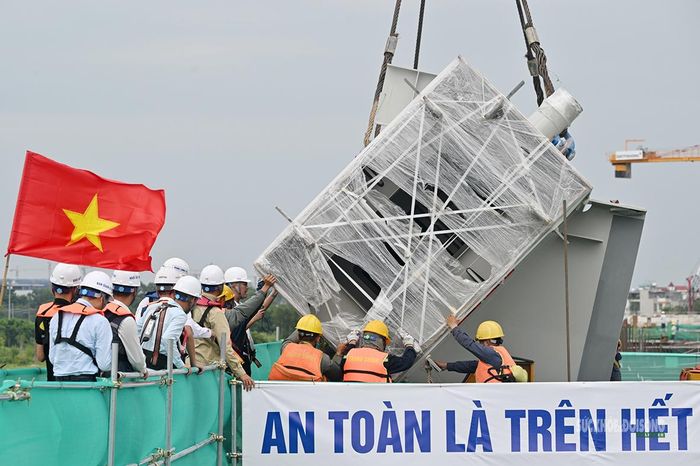 Công nhân phối hợp đưa cấu kiện thép nặng hàng chục tấn vào đúng vị trí. Ảnh: T.Anh