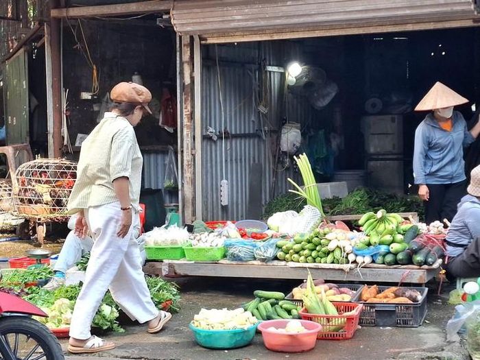 Dù giá rau tăng, người dân vẫn không thể cắt giảm nhu cầu bởi đây là nhóm thực phẩm thiết yếu trong bữa ăn hằng ngày. Ảnh: Quỳnh Mai.