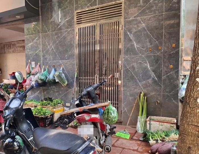Không ít sạp rau vẫn đóng cửa sau kỳ nghỉ lễ, khiến nguồn cung tại một số khu chợ chưa trở lại đầy đủ như thường ngày. Ảnh: Quỳnh Mai.