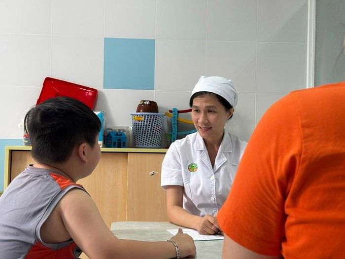 Chuyên viên âm ngữ trị liệu Bệnh viện Nhi Đồng 2 khám cho bệnh nhi về âm ngữ trị liệu. Ảnh: BV cung cấp.